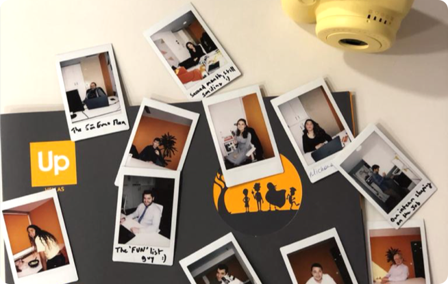 Polaroid φωτογραφίες των νέων μελών της ομάδας όταν ήρθαν στην ομάδα